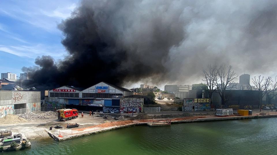 Aubervilliers : un vaste incendie provoque un gros panache de fumée noire