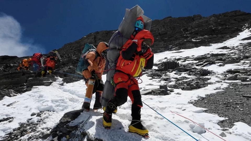 Un alpiniste échappe à la mort à près de 8.000 m d'altitude après avoir été porté pendant 6 heures par un sherpa