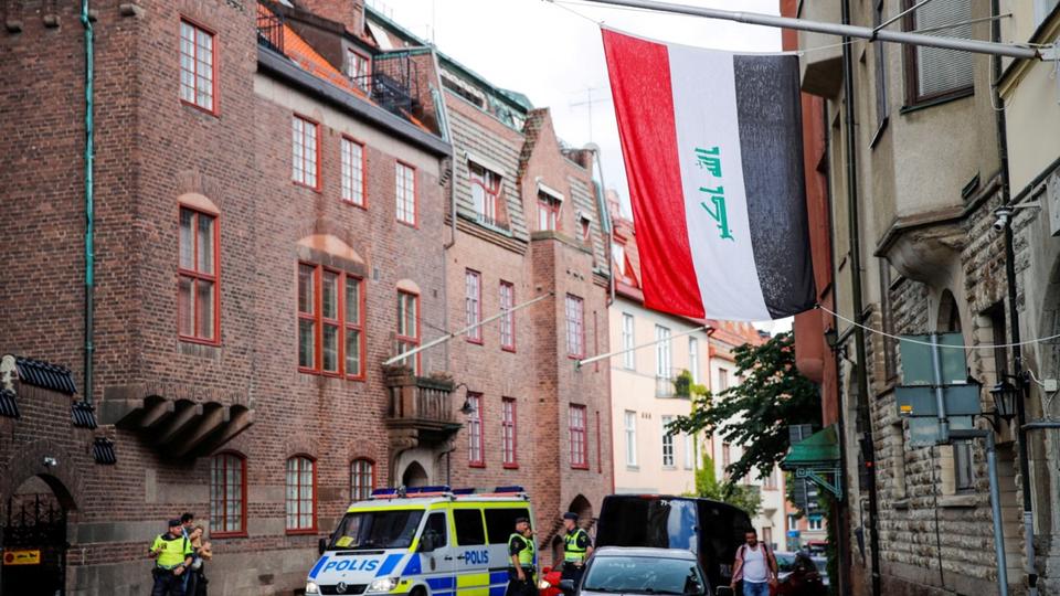 Incendie de l'ambassade de Suède à Bagdad : un homme piétine le Coran devant celle d'Irak à Stockholm
