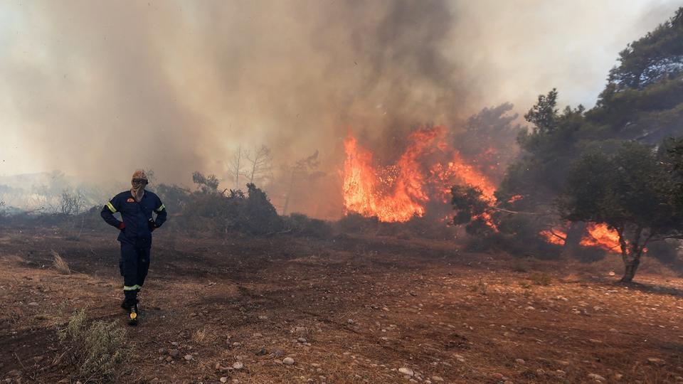 Grèce : plus de 500 pompiers toujours mobilisés contre les incendies qui ravagent le pays
