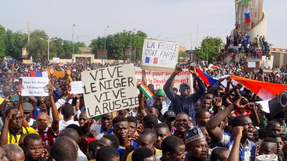 Niger : l'ambassade de France à Niamey visée par des milliers de manifestants