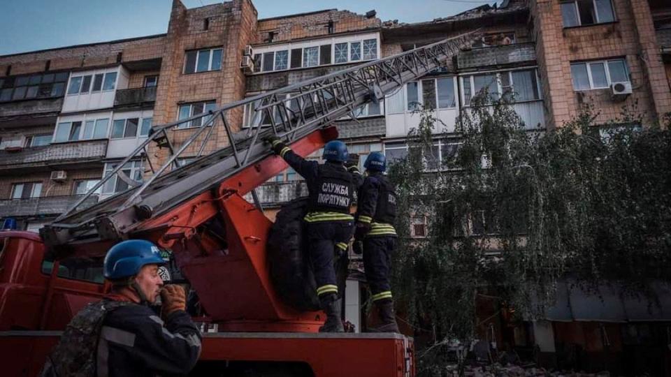 Guerre en Ukraine : Volodymyr Zelensky affirme que la Russie a frappé un «immeuble résidentiel», faisant au moins cinq morts
