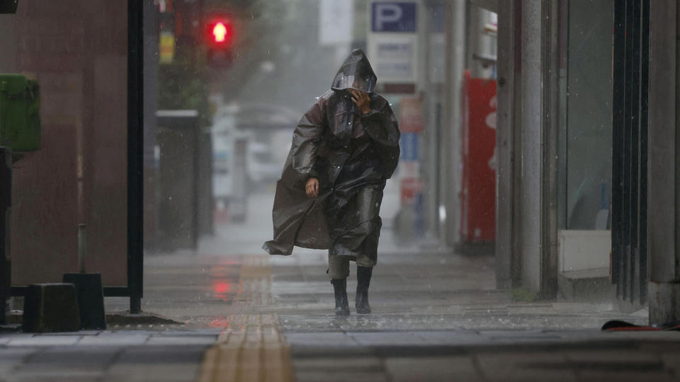 Japon : les images impressionnantes du typhon qui traverse le Sud du pays (vidéo)