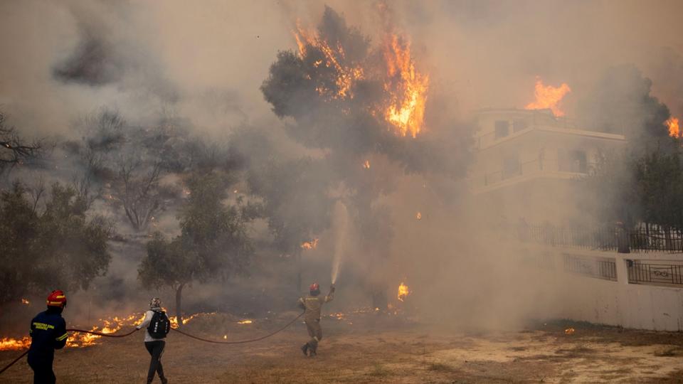 Incendies en Grèce : les autorités ordonnent l'évacuation de dizaines de milliers de personnes dans un district du nord d'Athènes