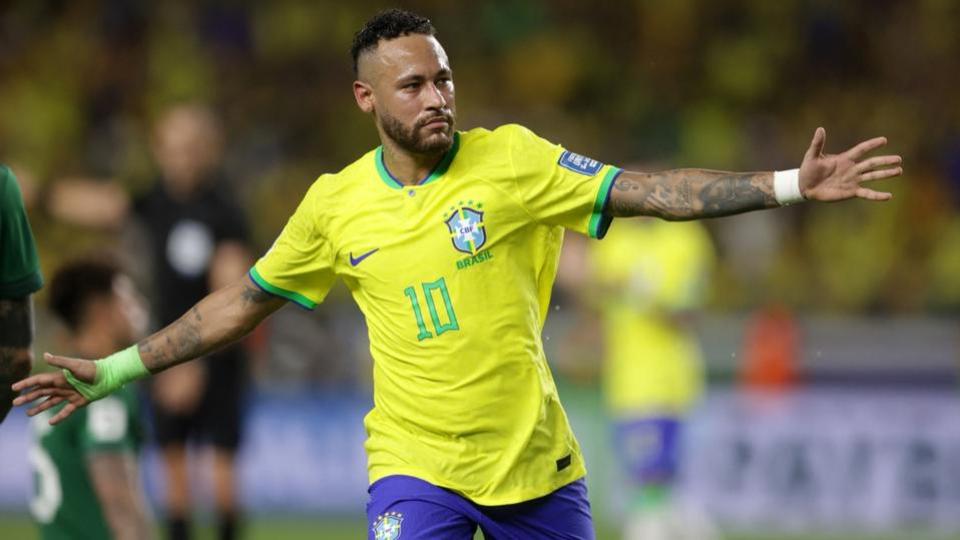 Football : Neymar bat le record de buts de Pelé avec le Brésil