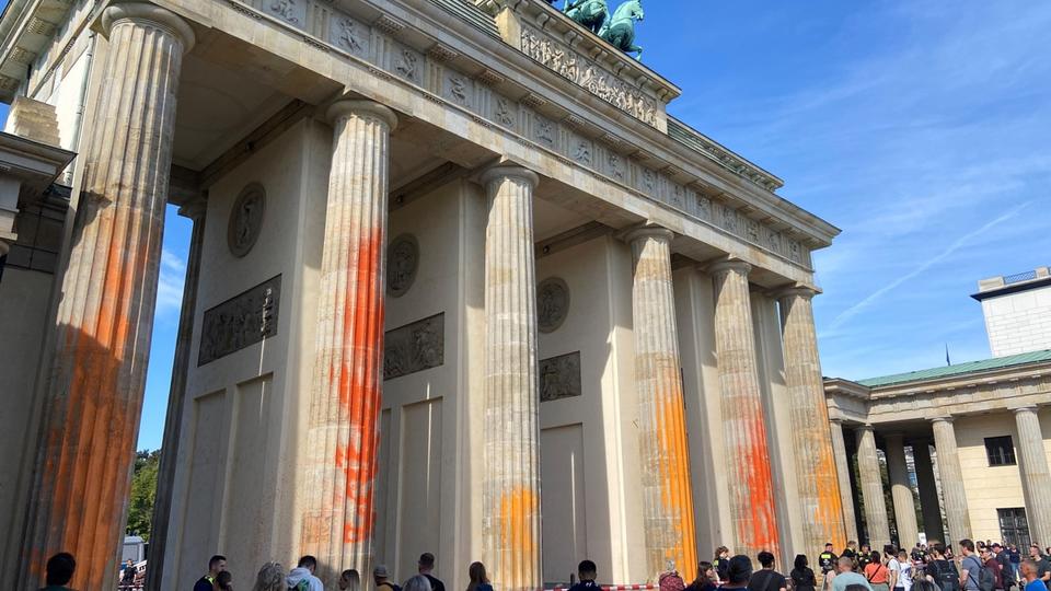 Berlin : la porte de Brandebourg aspergée de peinture par des militants écologistes, 14 personnes interpellées