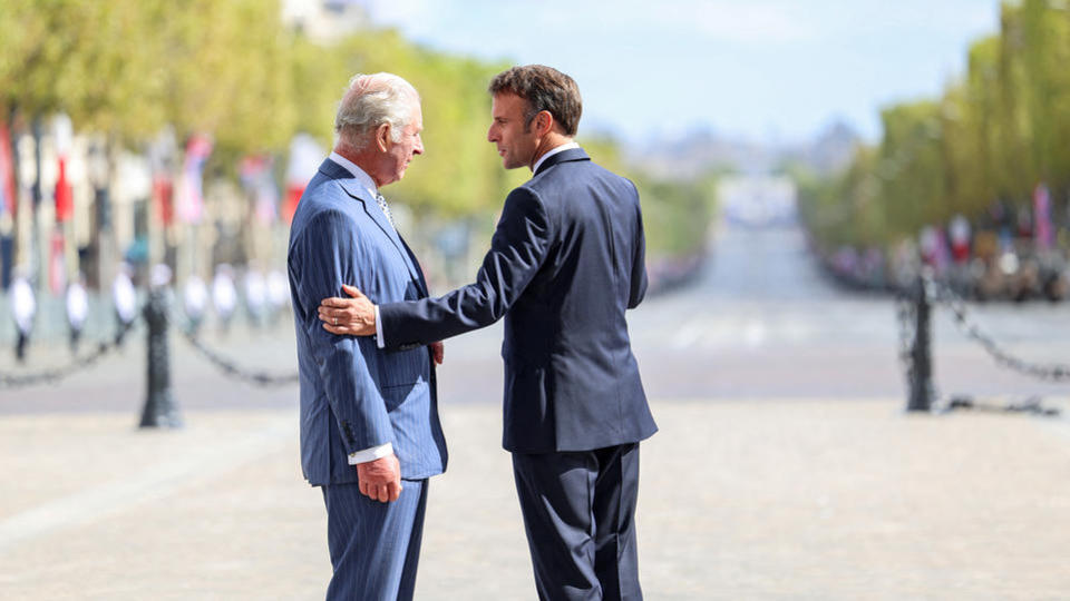 Visite de Charles III en France : Emmanuel Macron critiqué en Angleterre pour ce geste
