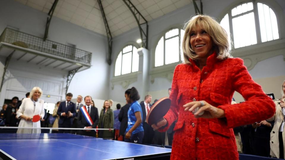 Cet improbable match de ping-pong entre Camilla et Brigitte Macron amuse les foules (vidéo)