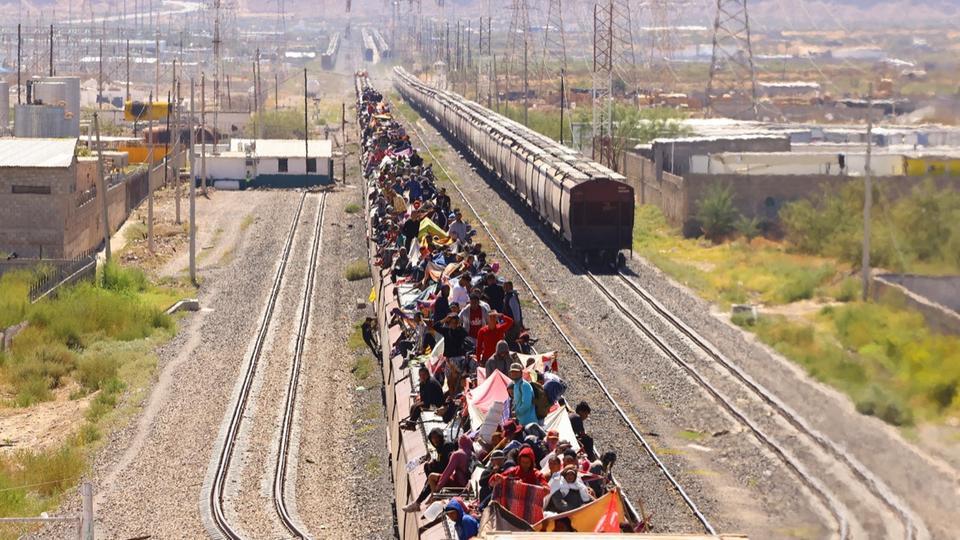 Etats-Unis : plus d'un millier de migrants arrivent juchés sur un train à la frontière mexicaine