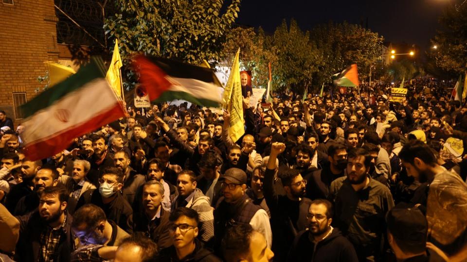 «Mort à la France et à l'Angleterre» : des centaines de manifestants devant les ambassades française et britannique à Téhéran après la frappe aérienne sur un hôpital de Gaza
