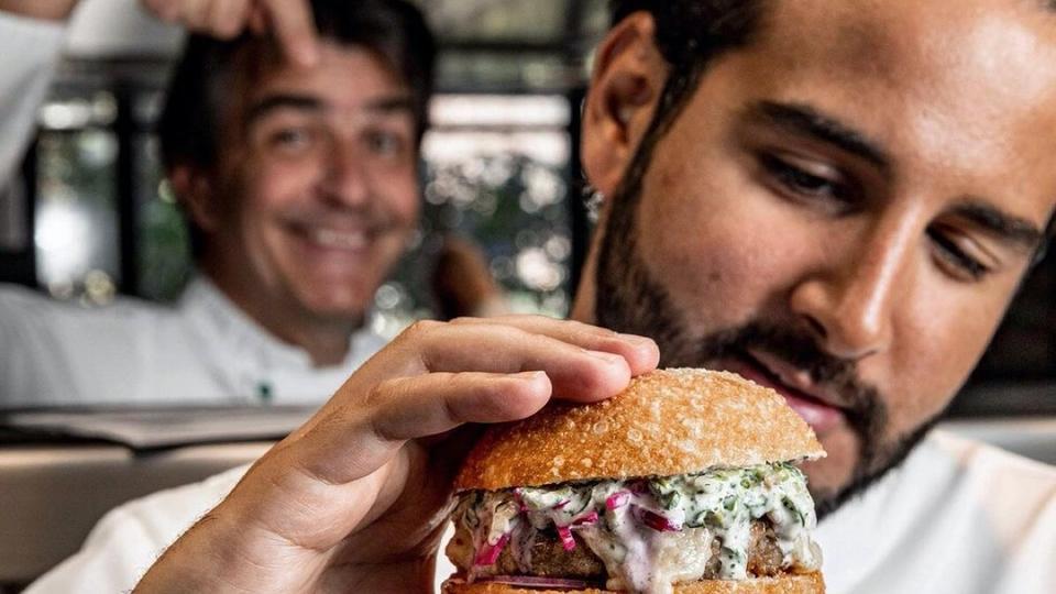 L'ex-Top Chef Mohamed Cheikh et Yannick Alléno lancent un burger spécial