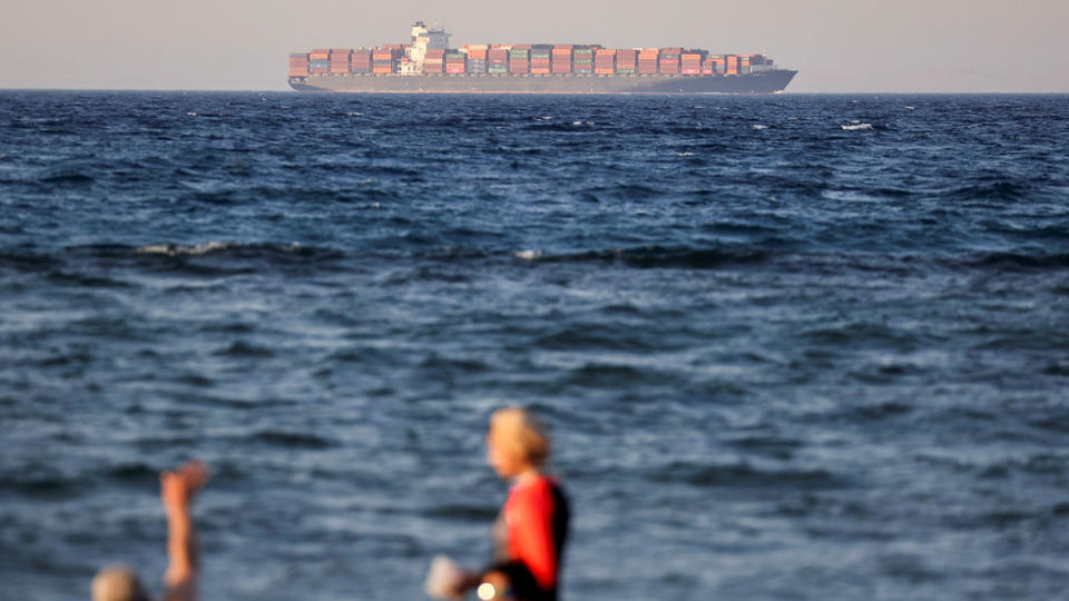 Canal de Suez : un membre d'équipage d'un remorqueur porté disparu après une collision avec un pétrolier