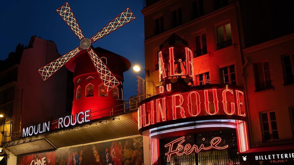 Le Moulin Rouge : il est désormais possible de passer une nuit dans le mythique cabaret parisien