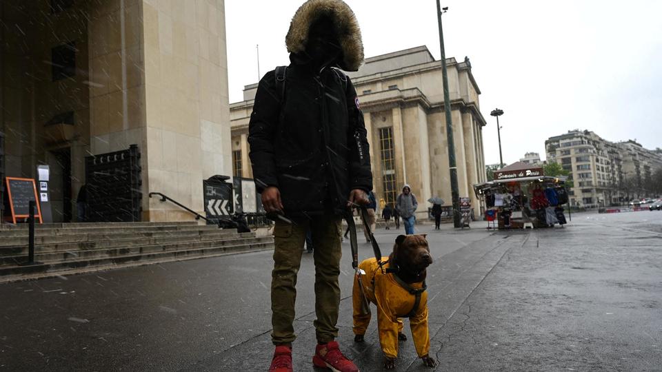 Consommation : entre le froid et les coûts de l'énergie qui explosent, les Français en quête de vêtements chauds