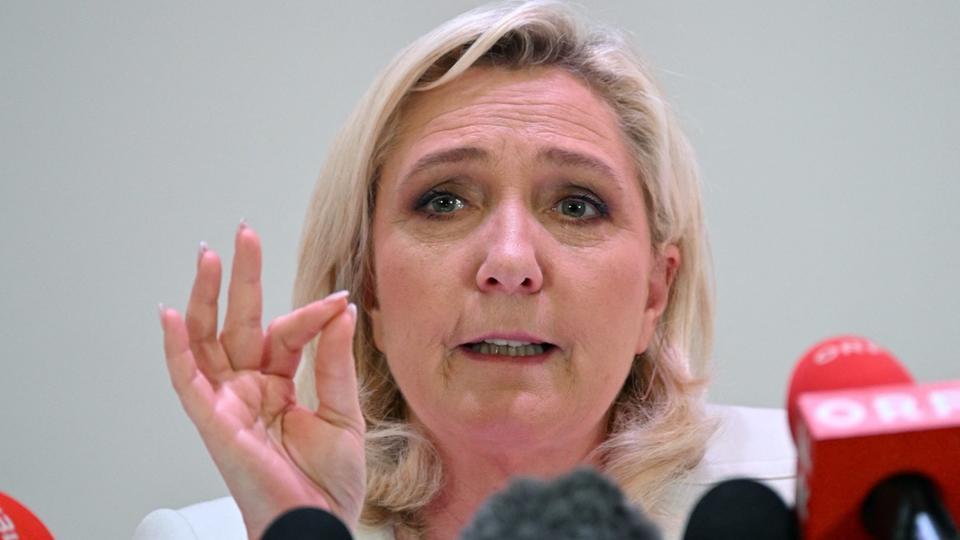 Incidents au Stade de France : «Gérald Darmanin ajoute à ses manquements un mensonge d'Etat», attaque Marine Le Pen