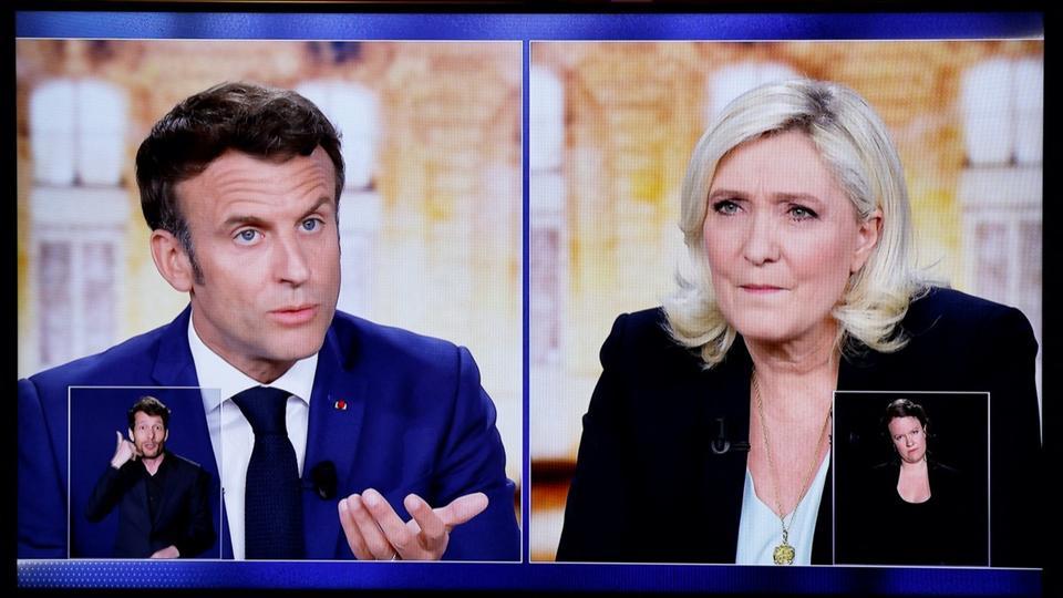 Débat d'entre-deux-tours : passe d'armes entre Emmanuel Macron et Marine Le Pen sur le voile