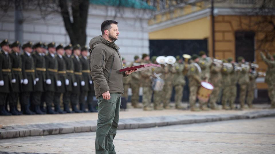 Un an de guerre en Ukraine : Volodymyr Zelensky, l'acteur devenu chef de guerre
