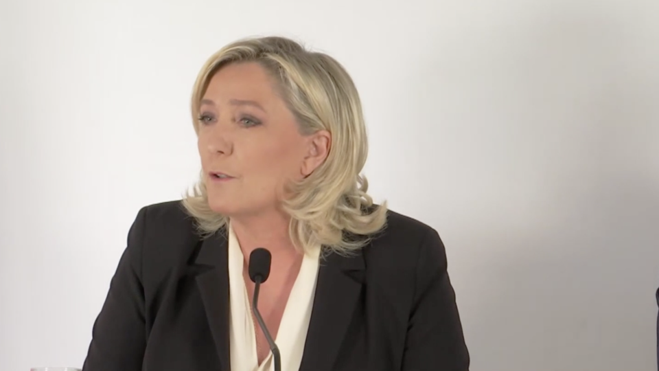 Marine Le Pen accuse Éric Zemmour d'imiter sa stratégie politique