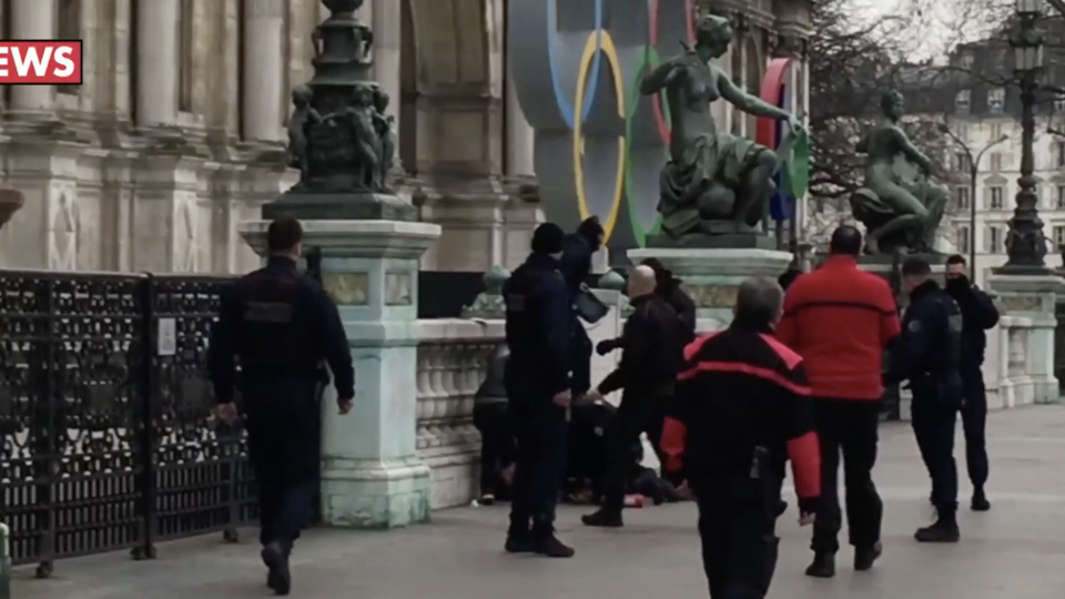 Paris : victime de squatteurs, elle tente de s'immoler par le feu devant l'Hôtel de Ville