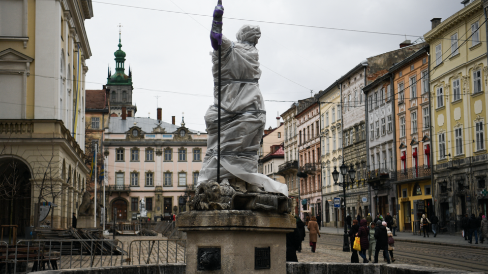 Guerre en Ukraine : la ville de Lviv protège son patrimoine culturel par peur des bombardements russes