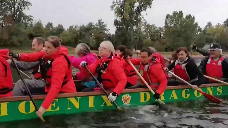 Octobre rose : des femmes défient le cancer du sein en ramant sur un dragon boat