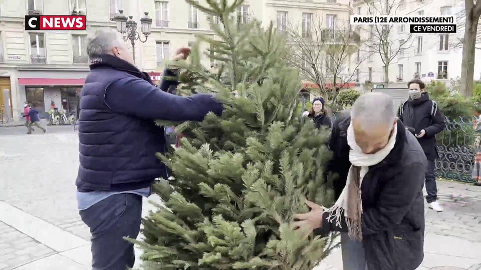 Paris : des riverains protestent contre un cône en bois destiné à remplacer le sapin de Noël