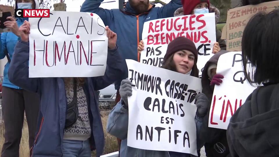 La visite d'Éric Zemmour à Calais perturbée par des militants d'extrême-gauche