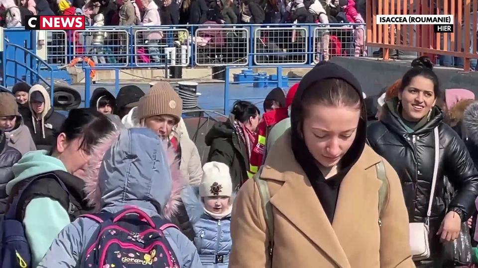 Guerre en Ukraine : la Roumanie accueille les réfugiés ukrainiens ayant fui le pays après l'offensive russe