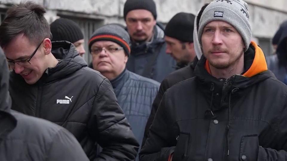 Guerre en Ukraine : à Kiev, les civils rejoignent l'armée