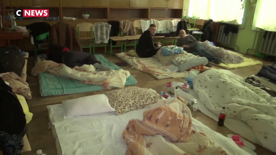 Guerre en Ukraine : les témoignages déchirants de mères et d'enfants réfugiés dans une école près de Lviv