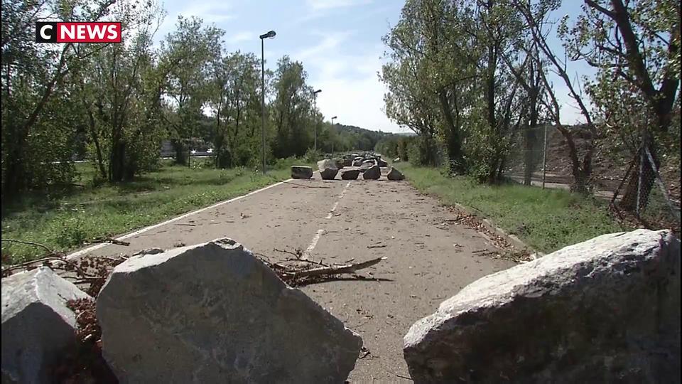 Rhône : un maire installe des rochers sur une route pour empêcher les rodéos urbains