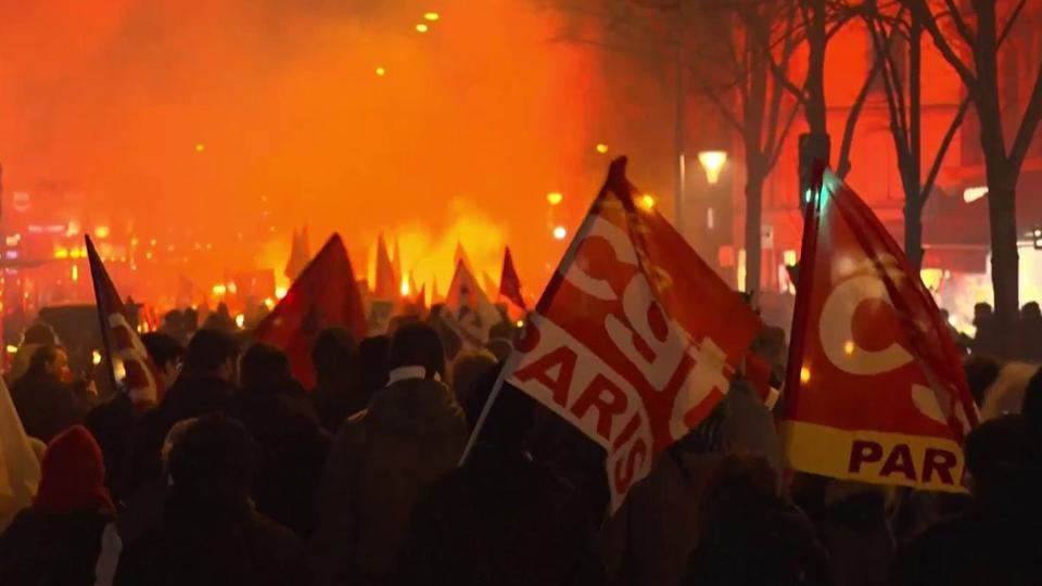Retraites : une marche aux flambeaux organisée à Paris pour protester contre la réforme