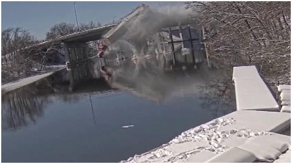 Un camion chute dans une rivière depuis un pont, le chauffeur miraculeusement indemne (Vidéo)