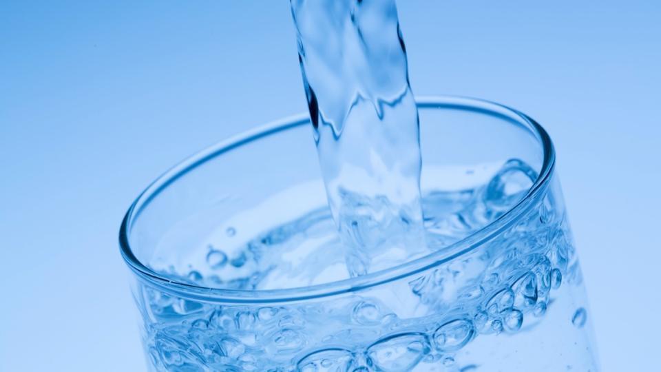 Voici la quantité d'eau à boire chaque jour selon les autorités sanitaires