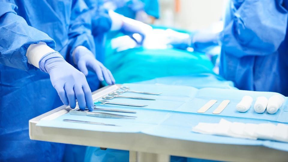 Nouvelle-Zélande : Un outil chirurgical grand comme une assiette retrouvé dans le corps d'une femme 18 mois après une césarienne
