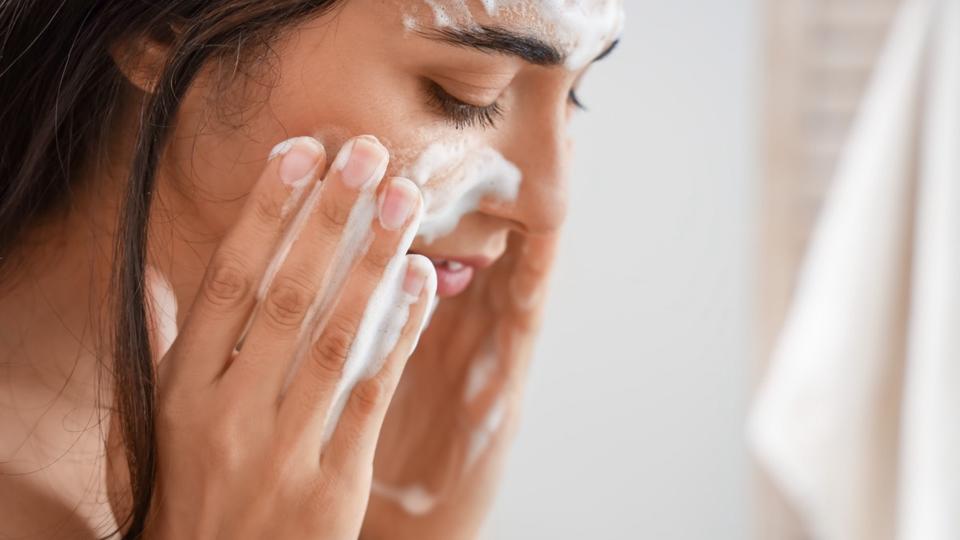 Pourquoi faudrait-il éviter de se laver le visage avant de se coucher ?