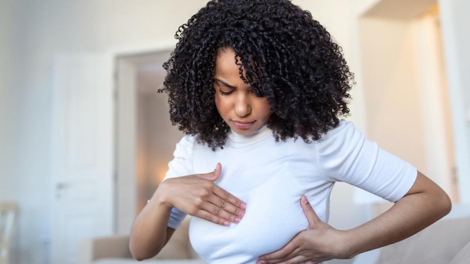 Douleurs aux seins : voici les 3 symptômes qui doivent vous alerter