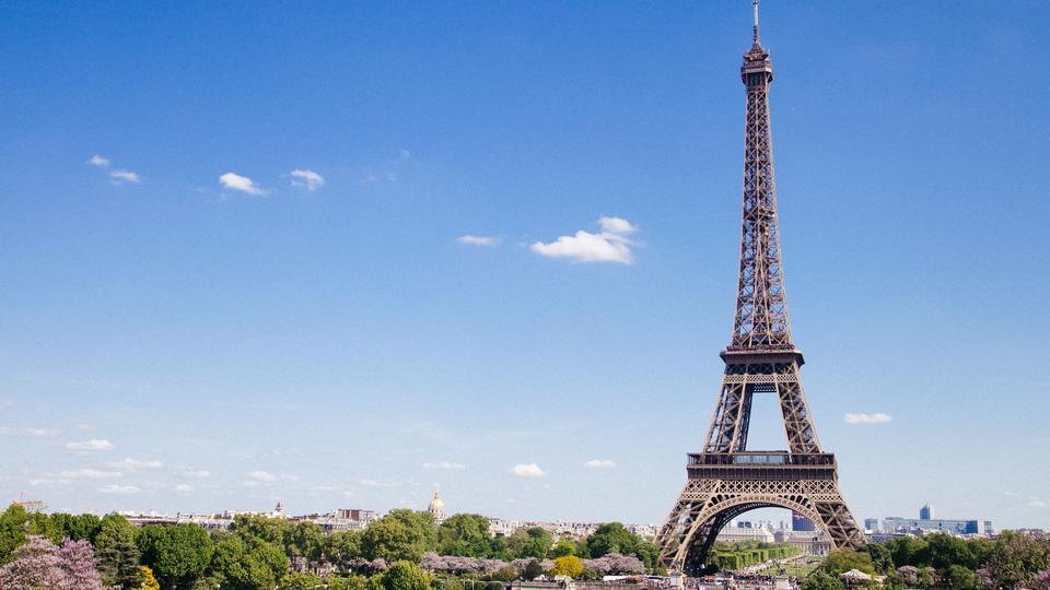 Paris : un homme saute en parachute depuis la tour Eiffel avant d'être interpellé
