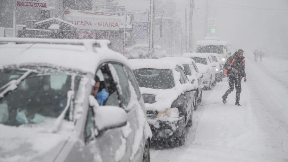 Athènes : De fortes chutes de neige ont perturbé le trafic routier (Vidéo)