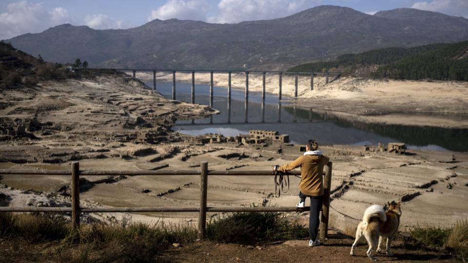 Espagne : Un village fantôme refait surface à cause de la sécheresse (Vidéo)