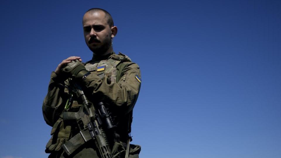 Un rappeur ukrainien devenu soldat évoque l'horreur de la guerre dans un clip (vidéo)