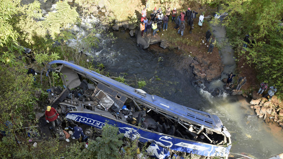 Kenya : un car chute d'un pont, une trentaine de personnes tuées