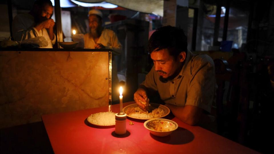 Bangladesh : la quasi-totalité du pays privée d'électricité après une gigantesque panne