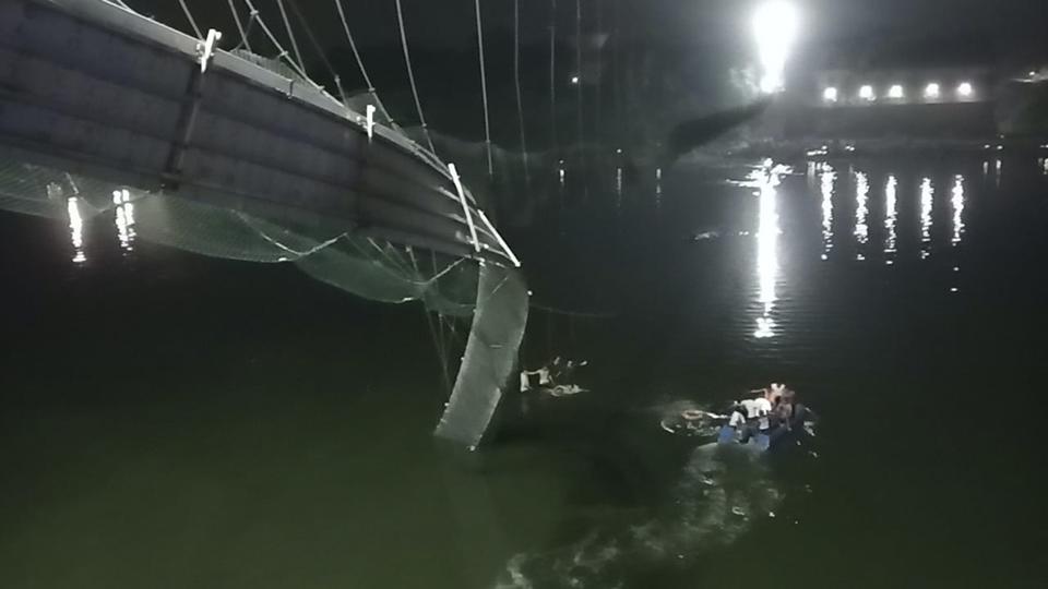Inde : un pont suspendu s'effondre faisant au moins 75 morts