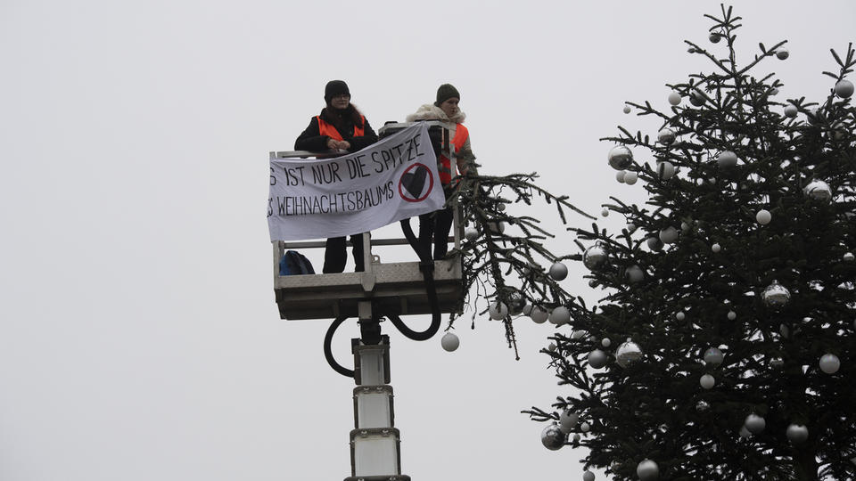 Berlin : des activistes du climat scient le haut du sapin de Noël de la ville