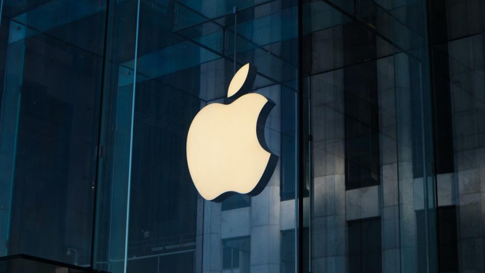 Apple portée par des ventes records d'iPhone 13 en 2021