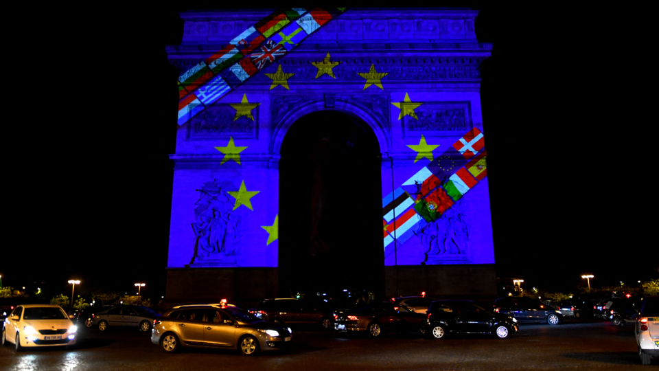 L'affichage du drapeau de l'Union Européenne sur l'Arc de Triomphe provoque un tollé à droite
