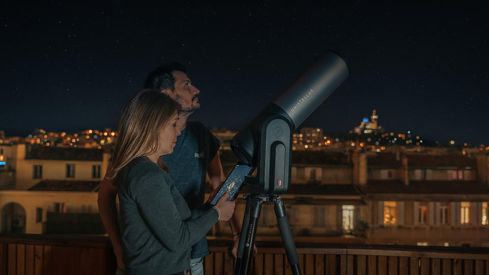 Astronomie : Unistellar présente son télescope intelligent pour observer l'espace, même en pleine ville