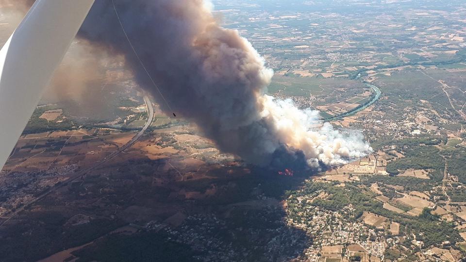 Incendie dans le Gard : 370 hectares brûlés, au moins six pompiers blessés