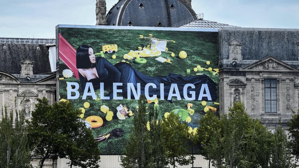 Balenciaga a distribué des t-shirts aux couleurs du drapeau ukrainien à son dernier défilé